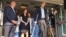 Agentes de civil tapan la boca del opositor cubano Lázaro Yuri Valle mientras grita "¡Vivan los derechos humanos!" (Univision)