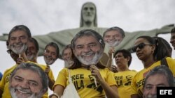 Manifestantes, seguidores de Luiz Inácio Lula da Silva, usan máscaras con el rostro del del expresidente brasileño.