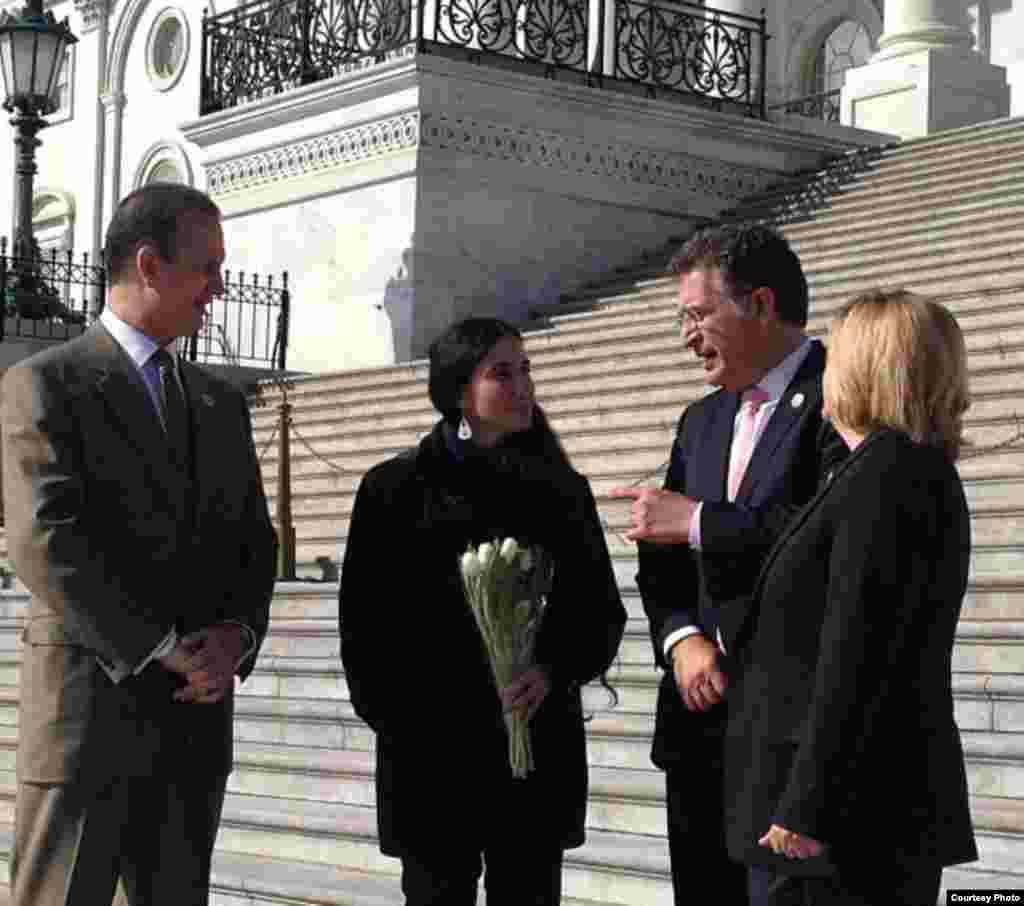 CAR414 CARACAS (VENEZUELA), 15/04/2013.- Opositores manifiestan hoy, lunes 15 de abril de 2013, su rechazo a la proclamación de Nicolás Maduro como ganador de las elecciones presidenciales del domingo y presidente electo con manifestaciones y un cacerolaz