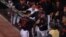 Dariel Álvarez ingresa al dugout tras conectar un jonrón solitario.