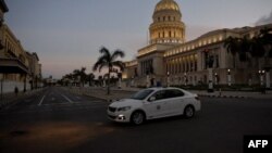 Una patrulla de la policía frente al Capitolio de La Habana. (Yamil Lage/AFP/Archivo)