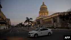 Una patrulla de la policía en La Habana. YAMIL LAGE / AFP