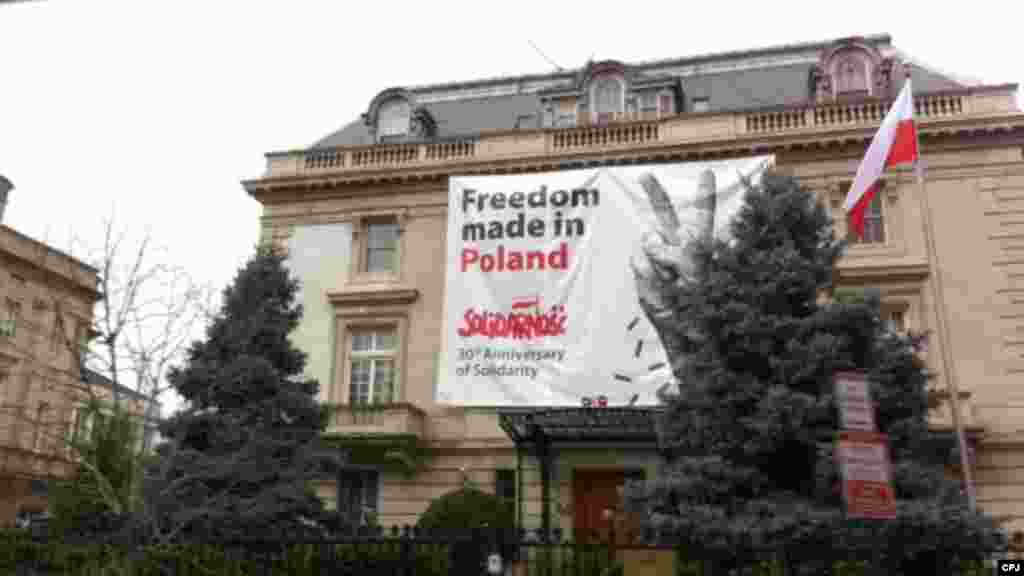 Celebrando los 30 años de Solidaridad en la embajada polaca.
