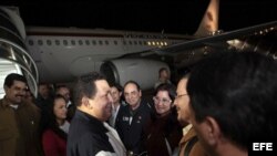 El presidente venezolano Hugo Chávez, a su llegada el viernes al aeropuerto internacional Simón Bolívar de Caracas procedente de Cuba, tras nueve días de tratamiento médico en la isla.