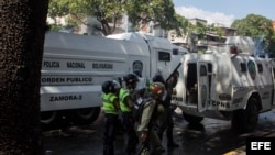 Policía impide paso marcha opositora a centro de Caracas y comienzan choques