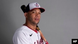 Yadiel Hernández será uno de los atractivos de la Serie del Caribe. En la foto posa con la camiseta del equipo de los Washington Nationals. (Foto AP/Jeff Roberson)