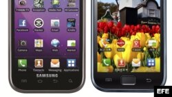 Fotografía cedida que muestra tres ángulos del iPhone 4S de Apple (i) y los smartphones de Samsung: Galaxy S 4G (2d) y Galaxy S (d). La batalla de Apple y Samsung acerca de sus respectivos derechos de "propiedad intelectual" y supuestas violaciones de pat