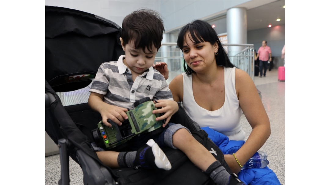Llegada de Thiago Rodriguez de 2 años quien recibira atencion medica que no pudo obtener en Cuba.