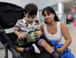 Llegada de Thiago Rodriguez de 2 años quien recibira atencion medica que no pudo obtener en Cuba.