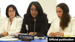 Laritza Diversent (al centro), directora de Cubalex, habla en una audiencia de la Comisión Interamericana de Derechos Humanos.