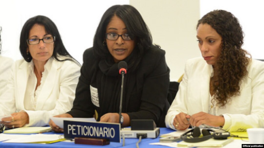 Laritza Diversent (al centro), directora de Cubalex, habla en una audiencia de la Comisión Interamericana de Derechos Humanos.
