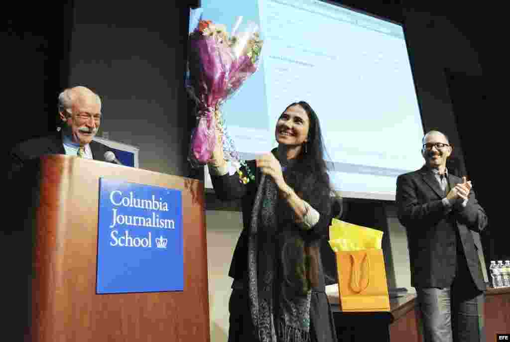 La bloguera cubana Yoani Sanchez Cordero (c) recibe un ramo de flores su llegada a la escuela de periodismo de la Universidad de Columbia para participar en un conversatorio hoy, jueves 14 de marzo de 2013, en Nueva York (NY, EE.UU.). Sánchez Cordero ha a