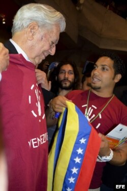 Vargas Llosa recibe una bandera y una camiseta de manos de estudiantes venezolanos.
