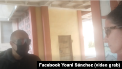 La periodista cubana Yoani Sánchez encara a un represor enviado a su edificio para impedirle salir. 