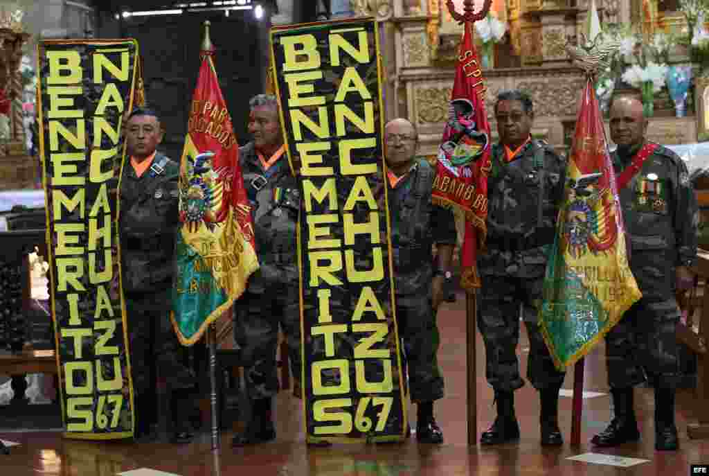 Soldados bolivianos que vencieron al "Che" Guevara conmemoran a sus caídos