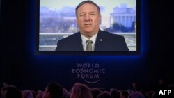 El canciller estadounidense Mike Pompeo habla a través de videoconferencia en el Foro de Davos. 