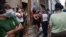 Escena tomada el martes en una cola para comprar comida en La Habana (Yamil Lage/AFP).