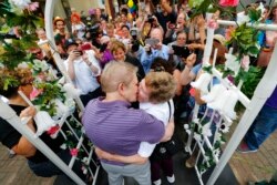 Ann Sorrell, a la izquierda, y Marge Eide, una pareja desde hace 43 años, se abrazan después de intercambiar votos matrimoniales en Ann Arbor (Michigan) en junio de 2015 tras el fallo del Tribunal Supremo de EE. UU. que anuló la prohibición del matrimonio entre personas del mismo sexo en todo el país. (© Paul Sancya/AP Images).