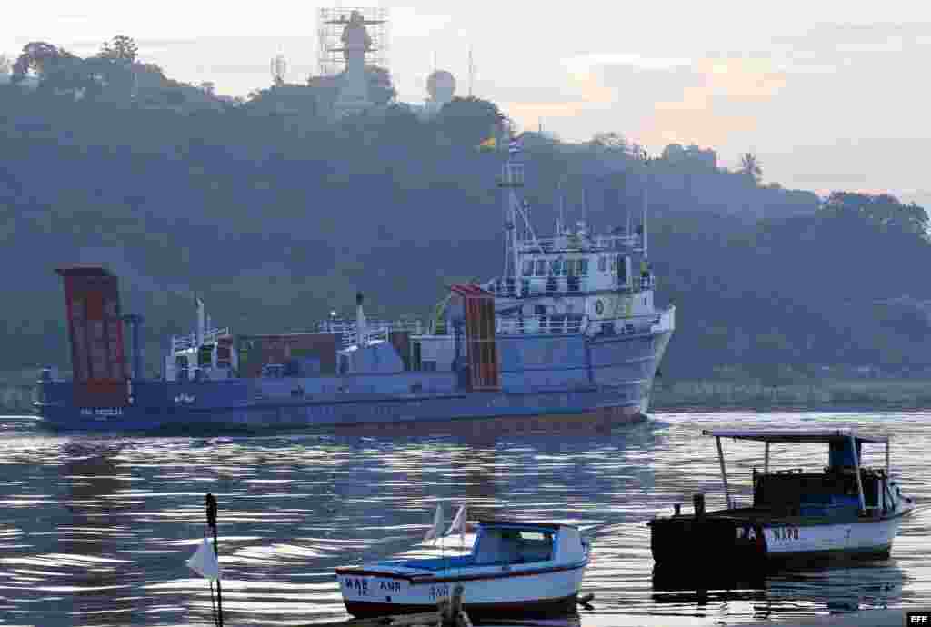 Vista del barco estadounidense &quot;Ana Cecilia&quot; en su llegada a La Habana con carga humanitaria.