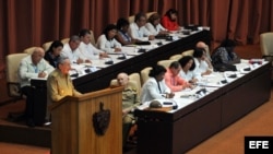 Raúl Castro, pronuncia un discurso durante la primera reunión ordinaria de la Asamblea Nacional del Poder Popular.