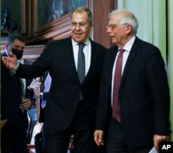 El canciller ruso Sergey Lavrov (izq.) y su homólogo de la Unión Europea, Josep Borrell, en Moscú. (Russian Foreign Ministry Press Service via AP)