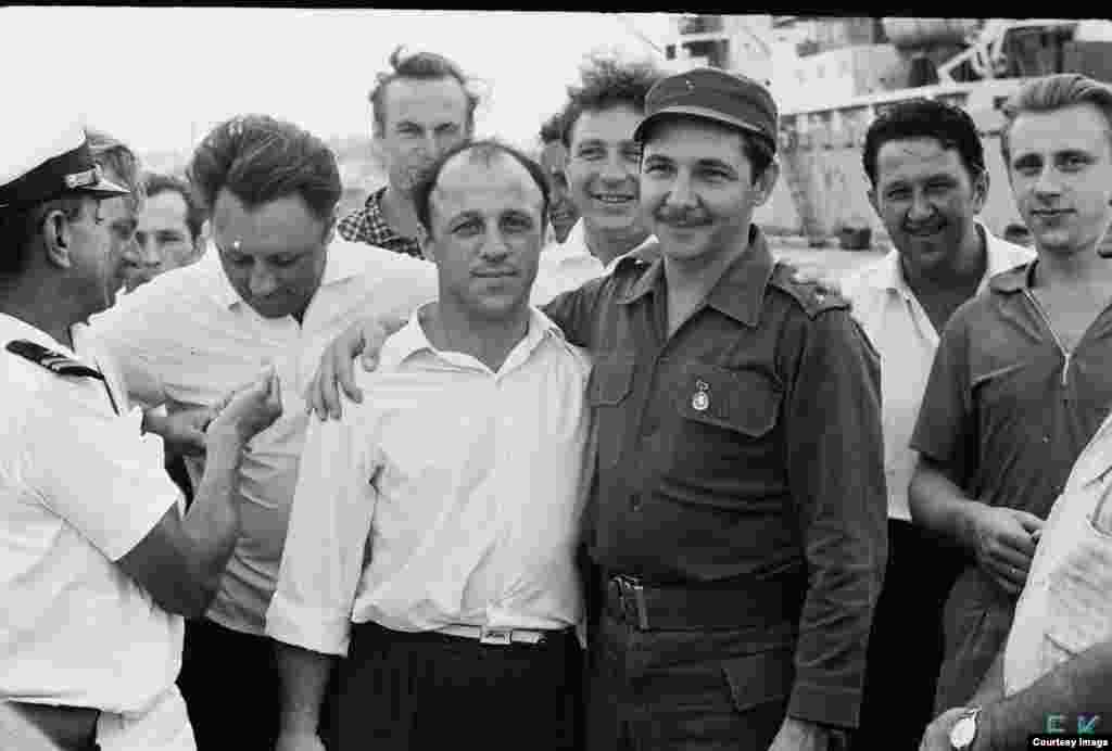 Abrazo de Castro a los marinos soviéticos.