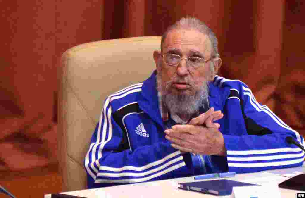Fidel Castro asiste a la clausura del VII Congreso del Partido Comunista de Cuba.