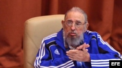 Fidel Castro aparece en clausura del Partido Comunista de Cuba.