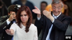 La presidenta argentina, Cristina Fernández, y su difunto esposo, el exmandatario Néstor Kirchner.