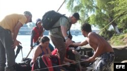 Cubanos cruzan el río Suchiate, en la frontera de Guatemala y México.