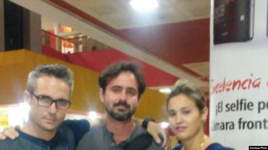 Maykel Fuentes Valero a su arribo a La Habana, lo esperaban su madre, un amigo y la novia.