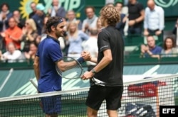 Federer (i) felicita a Zverev.