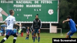 Clínica de fútbol en el Estadio Pedro Marrero de La Habana.