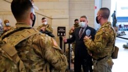 El congresista Chris Smith habla con las tropas de la Guardia Nacional en el Capitolio