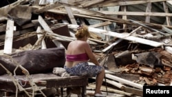 Una mujer observa los restos de su casa completamente destruida por el huracán Charley, en Playa Baracoa, en agosto de 2004. (Archivo)