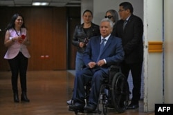 El expresidente de Ecuador (2017-2021) Lenín Moreno (centro) llega a la Corte Nacional en Quito el 28 de agosto de 2026, donde está previsto que se dicte el veredicto de su juicio por presunto cohecho.