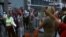 Opositores de la candidatura presidencial de Donald Trump protestan en las inmediaciones del estadio Quicken Loans de Cleveland, Ohio.