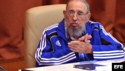Fidel Castro asiste a la clausura del VII Congreso del Partido Comunista de Cuba.