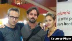 Maykel Fuentes Valero (centro) a su arribo a La Habana, con un amigo y su novia.