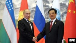 El presidente chino, Hu Jintao (d), recibe a su homólogo ruso, Vladimir Putin, al comienzo de la cumbre de la Organización de Cooperación de Shanghái (OCS).EFE/Alexey Druzhinyn/ Ria Novosti.