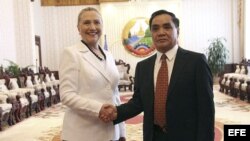 El primer ministro de Laos, Thongsing Thammavong, da la bienvenida a la secretaria de Estado estadounidense, Hillary Clinton antes de la reunión mantenida en Vientiane, Laos, el miércoles 11 de julio de 2012