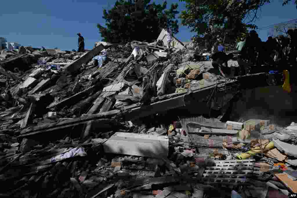 Edificio reducido a escombros, en Cali, Colombia, por el terremoto de este lunes.