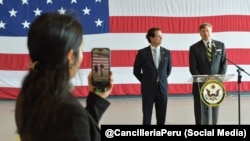 El subsecretario de Estado Christopher Landau junto al embajador de EEUU en el país andino, Bernie Navarro.