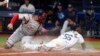 El cubano Randy Arozarena (56), de los Rays de Tampa Bay, se roba el home frente al receptor puertorriqueño Christian Vázquez, de los Medias Rojas de Boston, en la Serie Divisional de la Liga Americana en St. Petersburg, Florida, el jueves 7 de octubre de