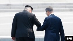 Moon Jae-in recibe a Kim Jong-un con una ceremonia de bienvenida en frontera.