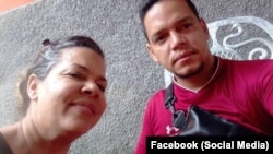 El preso político cubano Moisés Legrá Diaz junto a su madre, Elizabeth Díaz Rosell.