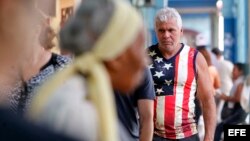Un hombre viste una camiseta con la imagen de la bandera de Estados Unidos, el martes 8 de noviembre del 2016, en La Habana.