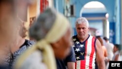 Un hombre viste una camiseta con la imagen de la bandera de Estados Unidos hoy, martes 8 de noviembre del 2016, en La Habana (Cuba).