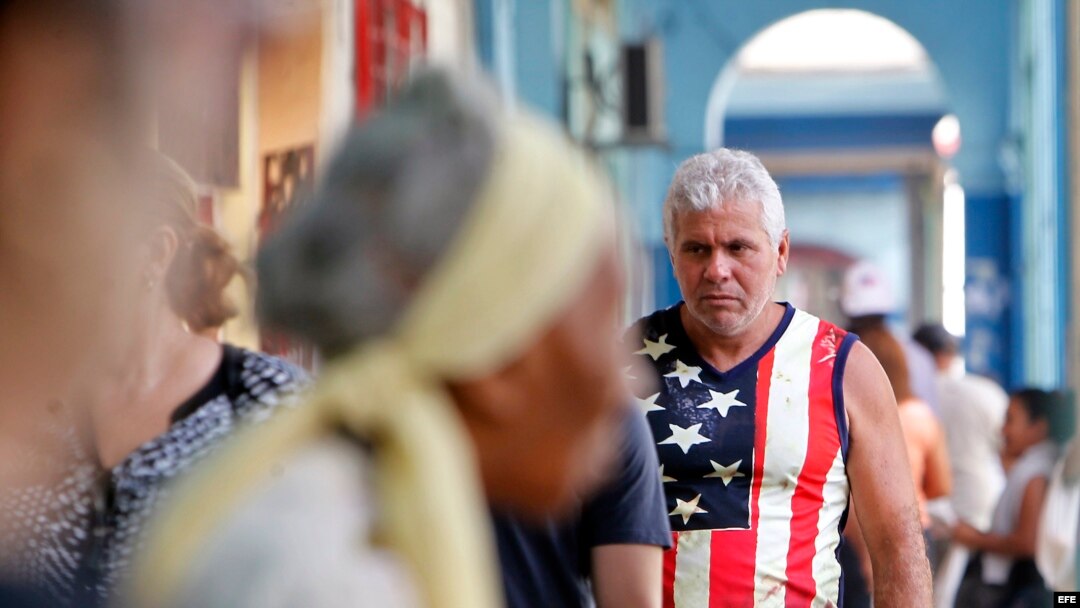 Un hombre viste una camiseta con la imagen de la bandera de Estados Unidos hoy, martes 8 de noviembre del 2016, en La Habana (Cuba).