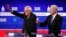 El senador demócrata de Vermont Bernie Sanders (izq.) y el exvicepresidente Joe Biden, durante el debate en Charleston, Carolina del Sur, el 25 de febrero del 2020.